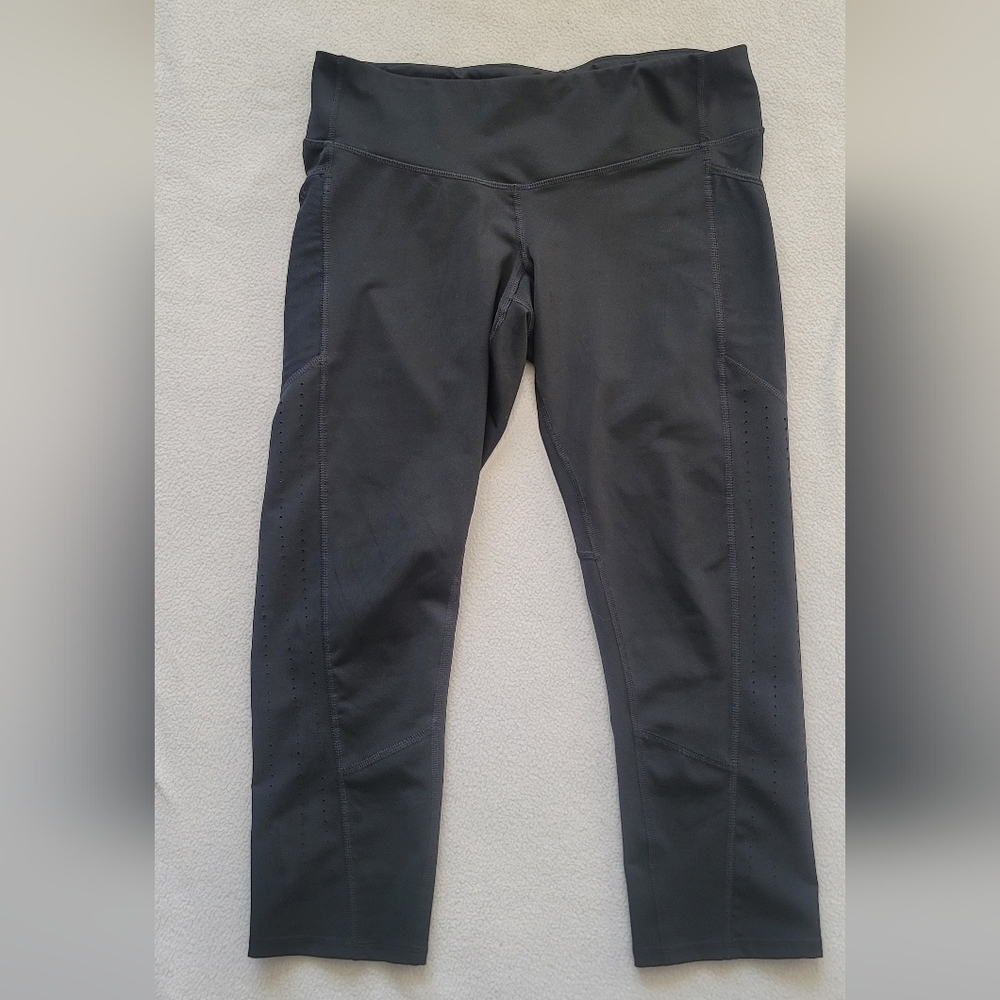 Black athletic 3/4 legging capri sz L